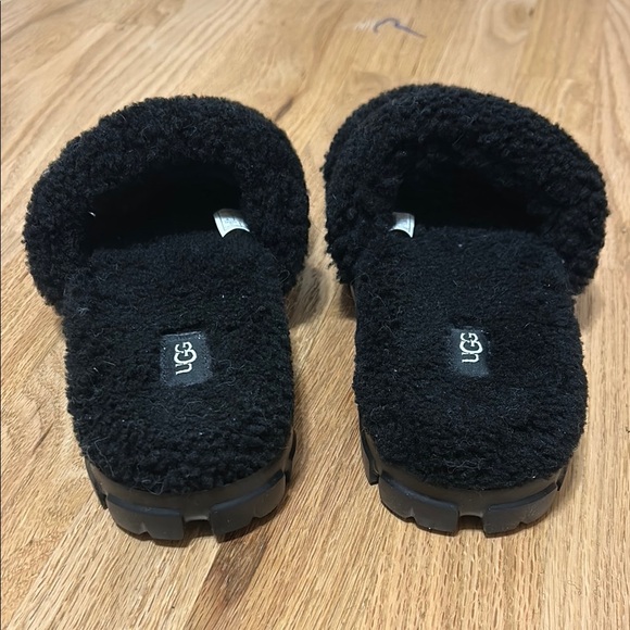 UGG Cozetta Black Braid Slippers - Picture 4 of 4